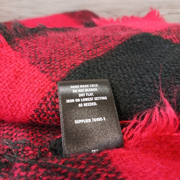 City Streets Scarf Wrap Women One Size Red Black Plaid Soft Fringe Winter - Picture 4 of 6